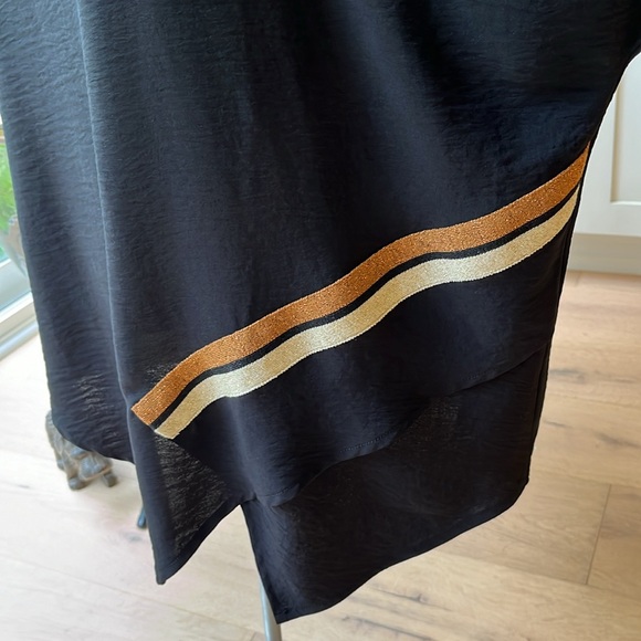NWT black Peruzzi drop sleeve handkerchief hem tunic with silver & gold accents - Picture 4 of 13